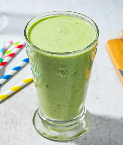 Πράσινο smoothie με γιαούρτι, αχλάδι, σπανάκι και τζίντζερ