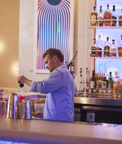 Speakeasy bars στα αεροδρόμια: Τα κρυφά μπαρ που κάνουν την αναμονή εμπειρία