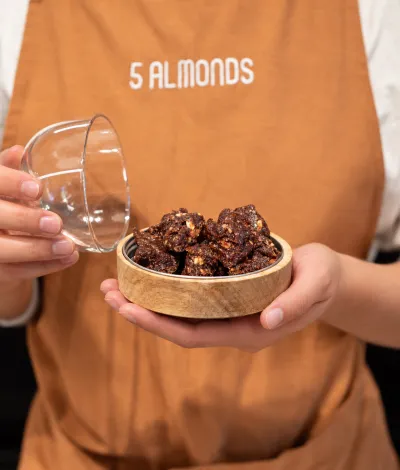 5 Almonds: Ένα πρωί με specialty coffee και ξηρούς καρπούς στη Στοά Αρσακείου