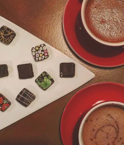 The Dark Side of Chocolate στη Σόλωνος: Η σοκολατερί που έκανε τη σοκολάτα τέχνη