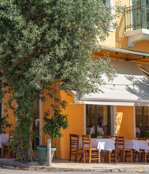 Για φαγητό στην ταβέρνα του Οικονόμου στα Πετράλωνα