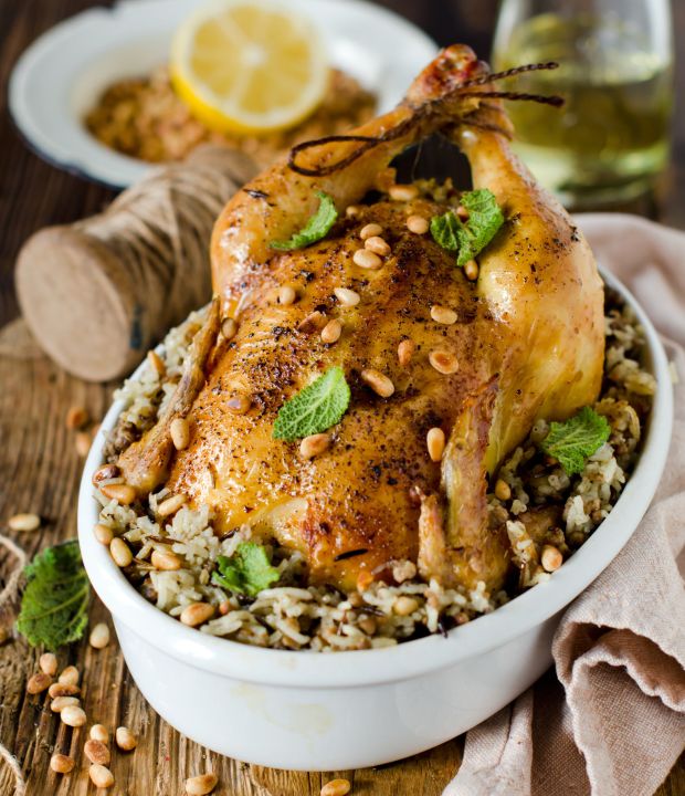 Κοτόπουλου με γέμιση από ρύζι και κουκουνάρια 