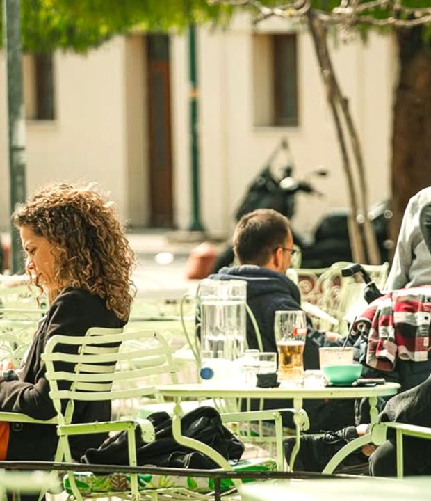 Για καφέ, φαγητό και ποτό στον ήλιο: Τα στέκια που βγάζουν τραπεζάκια έξω 