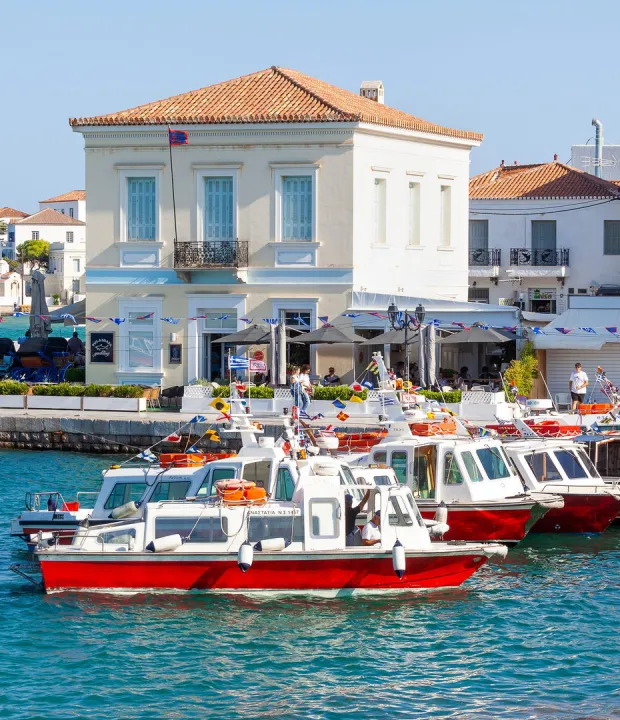 Σαββατοκύριακο στις Σπέτσες: Τι να κάνεις, πού να φας και ποιες παραλίες να επισκεφτείς