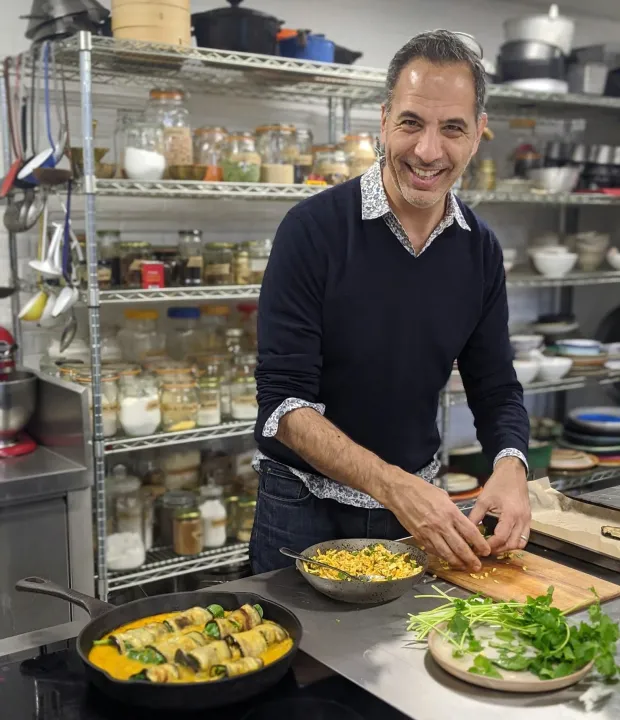 Yotam Ottolenghi: Η ιστορία του διάσημου σεφ, εστιάτορα και συγγραφέα βιβλίων μαγειρικής