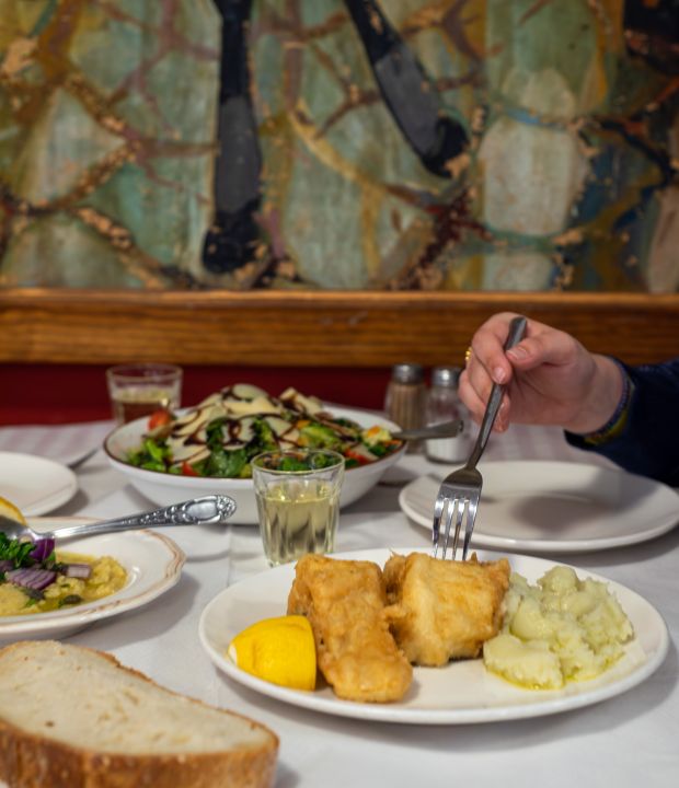 Σαΐτα: Στην ταβέρνα της Πλάκας για μπακαλιάρο σκορδαλιά 