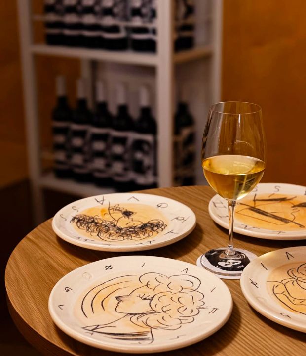 Philip Glass: Ένα ιδιαίτερο wine bar στην Πανόρμου