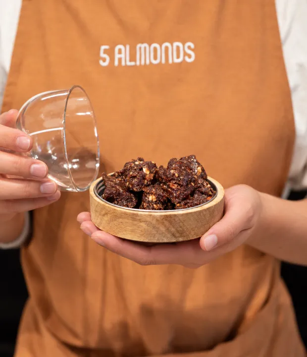 5 Almonds: Ένα πρωί με specialty coffee και ξηρούς καρπούς στη Στοά Αρσακείου