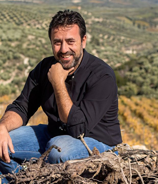 Ποιος είναι ο Νίκος Δουλουφάκης και τι σχέση έχει με το κρητικό κρασί