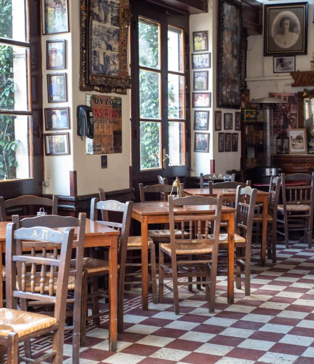 Οινοπαντοπωλείο το Ειδικόν: 100 χρόνια ιστορίας σε ένα τραπέζι με ρετσίνα