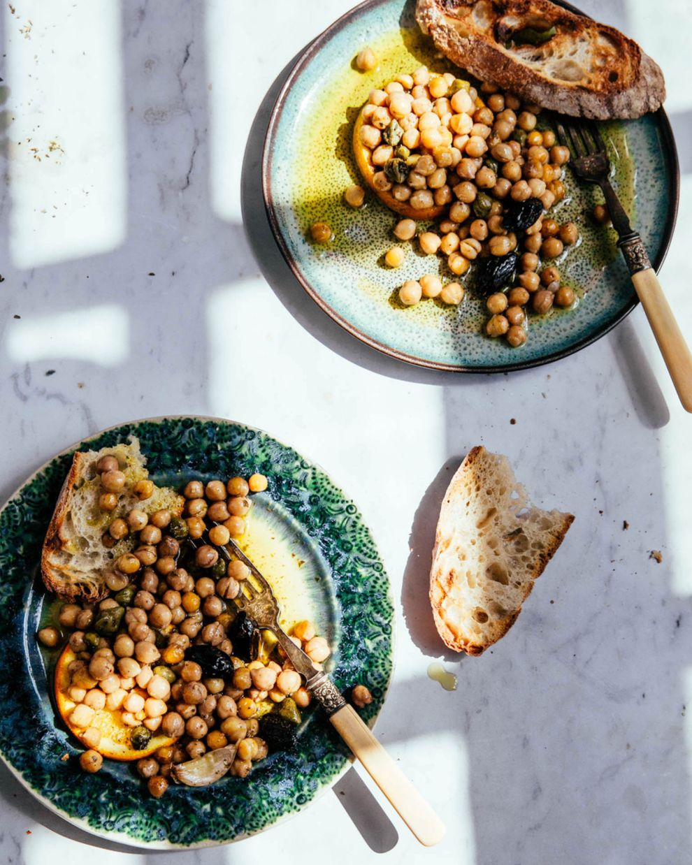 Ρεβίθια με πορτοκάλι, κάπαρη και ελιές 