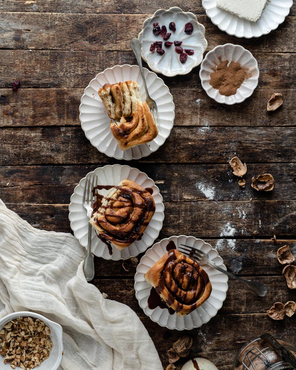 Vegan rolls με χαλβά και σοκολάτα 