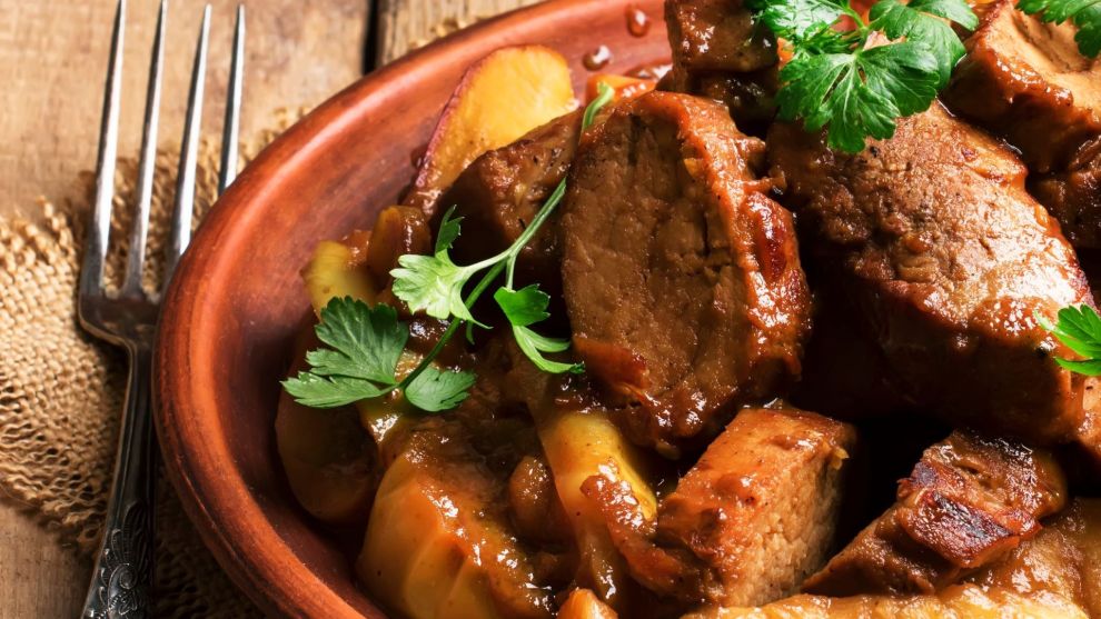 Μοσχαράκι με μήλα και πατάτες