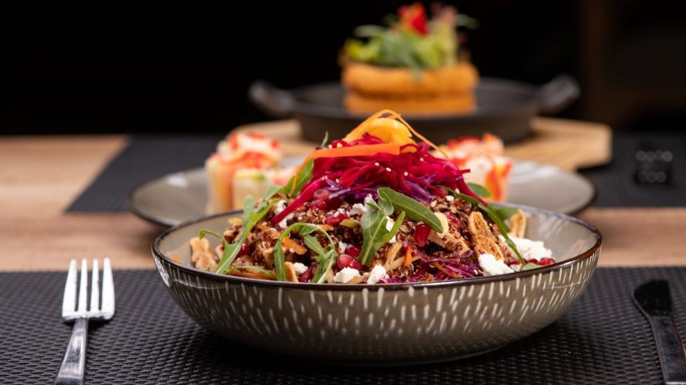 Σαλάτα με λάχανο και ξερά σύκα