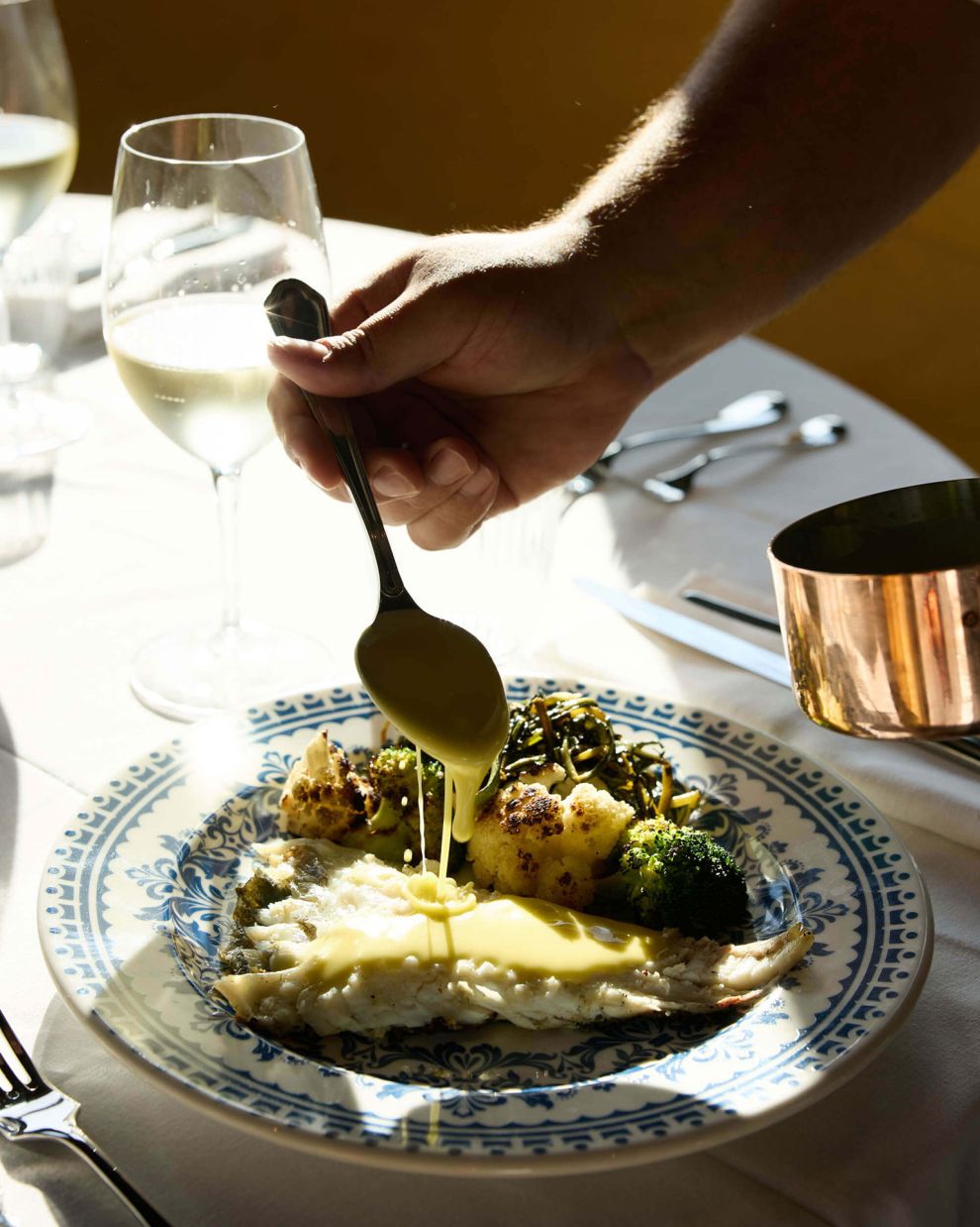 Ψάρι ημέρας στη σχάρα με ψητά λαχανικά και χόρτα