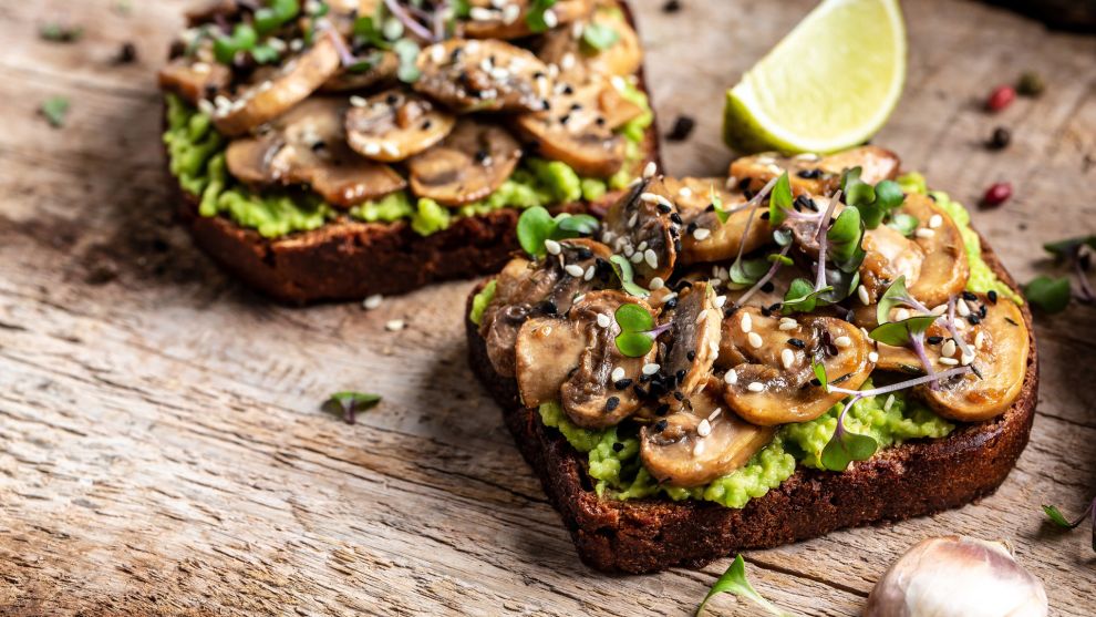 Avocado toast με μανιτάρια