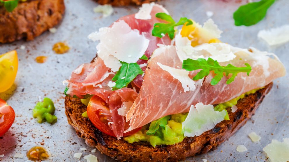 Avocado toast με προσούτο και παρμεζάνα