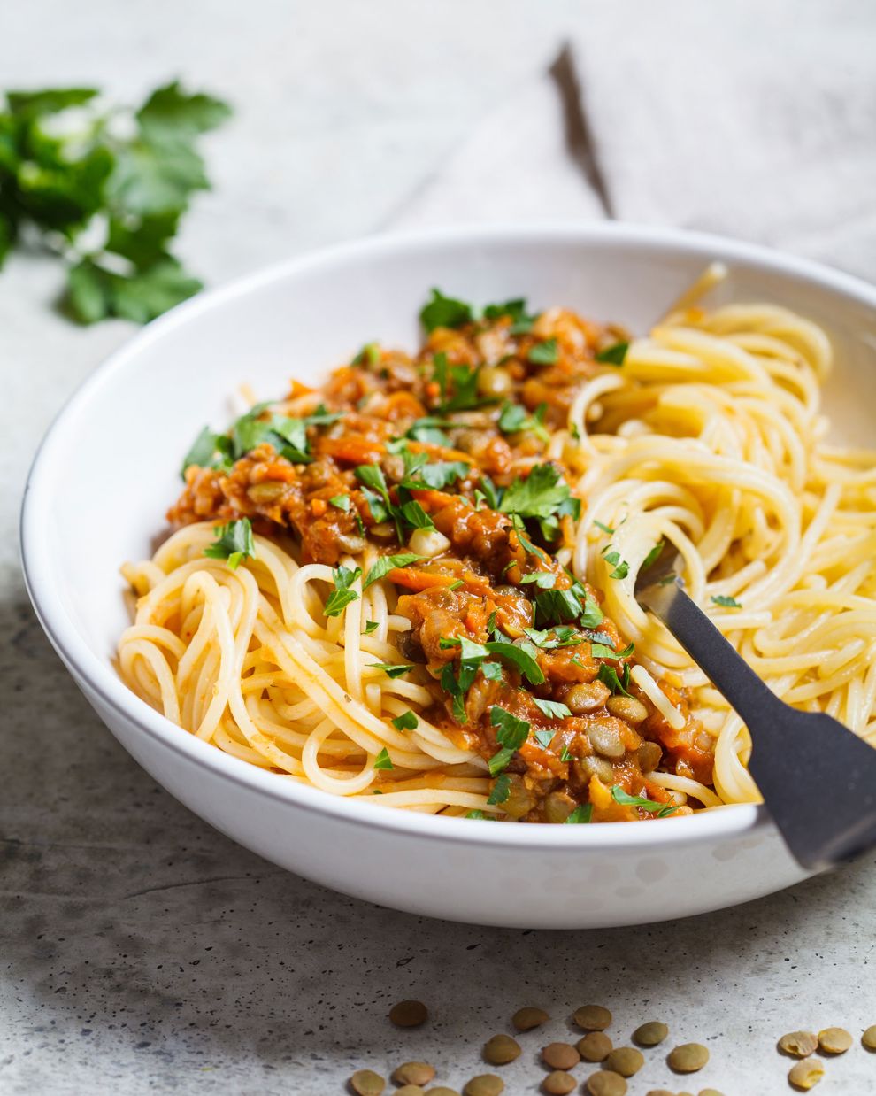 Μακαρόνια με σάλτσα κόκκινης φακής