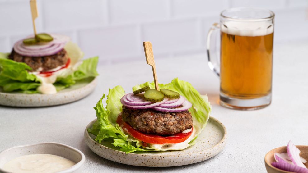 Burger σε φύλλα μαρουλιού