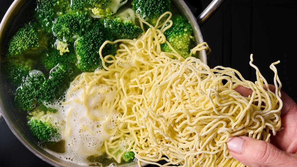 Σαλάτα με noodles και μπρόκολο