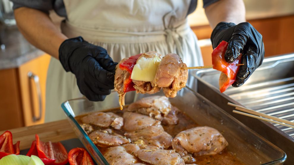 Κοντοσούβλι κοτόπουλο βήμα βήμα