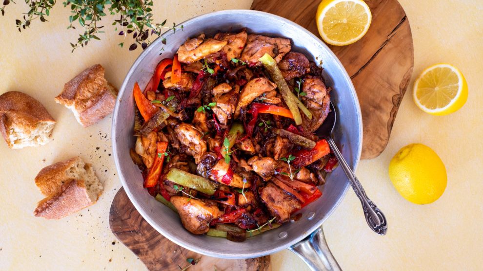 Τηγανιά κοτόπουλου με πιπεριές, λεμόνι και ρίγανη