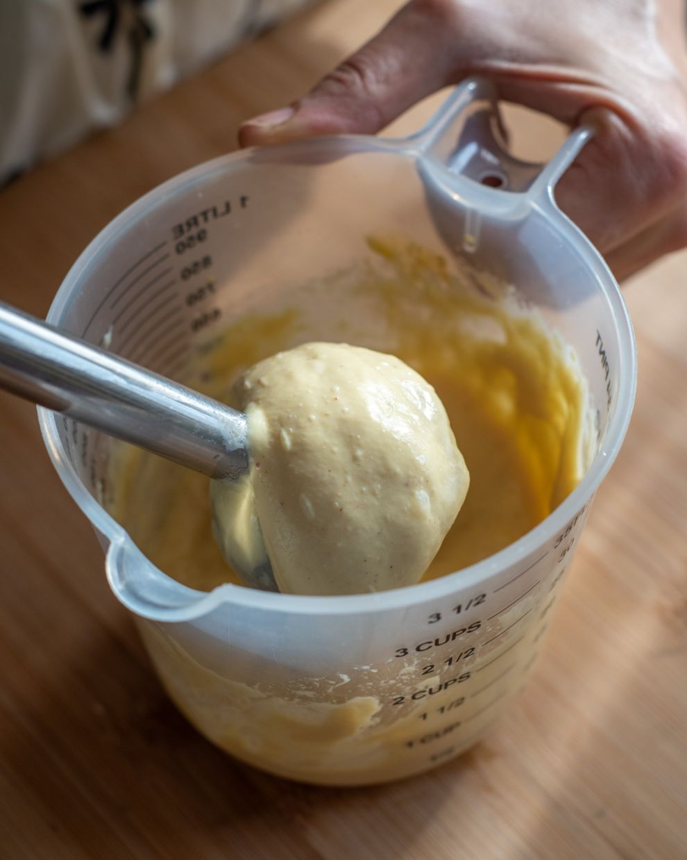 Η κλασική μαγιονέζα βασίζεται σε κρόκους αυγών, λάδι και οξύτητα από λεμόνι ή ξίδι (ή και τα δυο). Η μουστάρδα δεν είναι υποχρεωτική, αλλά βοηθάει στο δέσιμο και στη σταθερότητα. Το ξύδι και το λεμόνι προστίθενται πάντα στο τέλος για να ρυθμιστεί η οξύτητα και η γεύση.  Το λάδι πρέπει να είναι ουδέτερο. Ηλιέλαιο ή απαλό σπορέλαιο είναι ιδανικά. Αν θέλουμε χαρακτήρα, μπορούμε να προσθέσουμε λίγο ελαιόλαδο, αλλά αποφεύγουμε να χρησιμοποιήσουμε μόνο ελαιόλαδο, γιατί τη βαραίνει και αφήνει έντονη επίγευση.