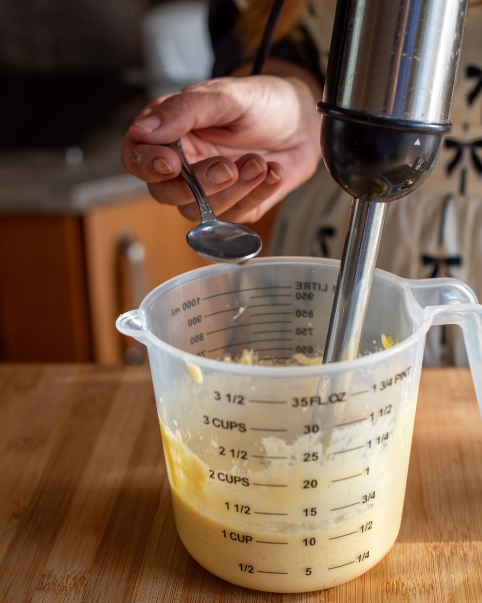 Η κλασική μαγιονέζα βασίζεται σε κρόκους αυγών, λάδι και οξύτητα από λεμόνι ή ξίδι (ή και τα δυο). Η μουστάρδα δεν είναι υποχρεωτική, αλλά βοηθάει στο δέσιμο και στη σταθερότητα. Το ξύδι και το λεμόνι προστίθενται πάντα στο τέλος για να ρυθμιστεί η οξύτητα και η γεύση.  Το λάδι πρέπει να είναι ουδέτερο. Ηλιέλαιο ή απαλό σπορέλαιο είναι ιδανικά. Αν θέλουμε χαρακτήρα, μπορούμε να προσθέσουμε λίγο ελαιόλαδο, αλλά αποφεύγουμε να χρησιμοποιήσουμε μόνο ελαιόλαδο, γιατί τη βαραίνει και αφήνει έντονη επίγευση.