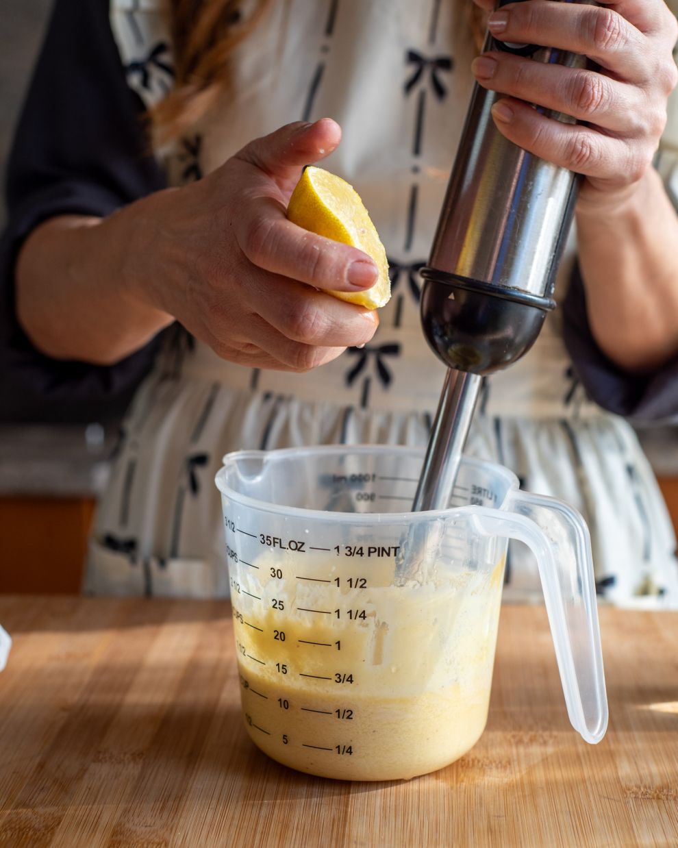 Η κλασική μαγιονέζα βασίζεται σε κρόκους αυγών, λάδι και οξύτητα από λεμόνι ή ξίδι (ή και τα δυο). Η μουστάρδα δεν είναι υποχρεωτική, αλλά βοηθάει στο δέσιμο και στη σταθερότητα. Το ξύδι και το λεμόνι προστίθενται πάντα στο τέλος για να ρυθμιστεί η οξύτητα και η γεύση.  Το λάδι πρέπει να είναι ουδέτερο. Ηλιέλαιο ή απαλό σπορέλαιο είναι ιδανικά. Αν θέλουμε χαρακτήρα, μπορούμε να προσθέσουμε λίγο ελαιόλαδο, αλλά αποφεύγουμε να χρησιμοποιήσουμε μόνο ελαιόλαδο, γιατί τη βαραίνει και αφήνει έντονη επίγευση.