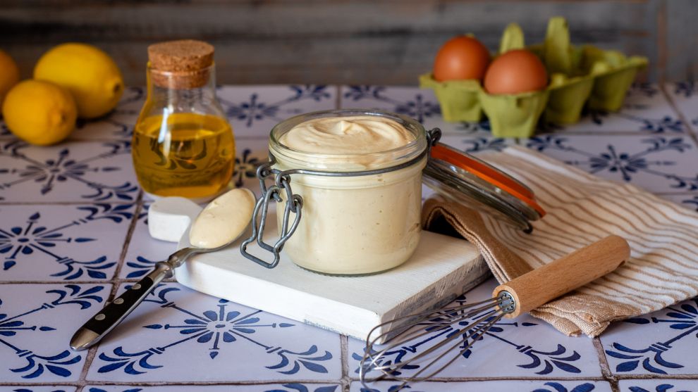 Η κλασική μαγιονέζα βασίζεται σε κρόκους αυγών, λάδι και οξύτητα από λεμόνι ή ξίδι (ή και τα δυο). Η μουστάρδα δεν είναι υποχρεωτική, αλλά βοηθάει στο δέσιμο και στη σταθερότητα. Το ξύδι και το λεμόνι προστίθενται πάντα στο τέλος για να ρυθμιστεί η οξύτητα και η γεύση.  Το λάδι πρέπει να είναι ουδέτερο. Ηλιέλαιο ή απαλό σπορέλαιο είναι ιδανικά. Αν θέλουμε χαρακτήρα, μπορούμε να προσθέσουμε λίγο ελαιόλαδο, αλλά αποφεύγουμε να χρησιμοποιήσουμε μόνο ελαιόλαδο, γιατί τη βαραίνει και αφήνει έντονη επίγευση.