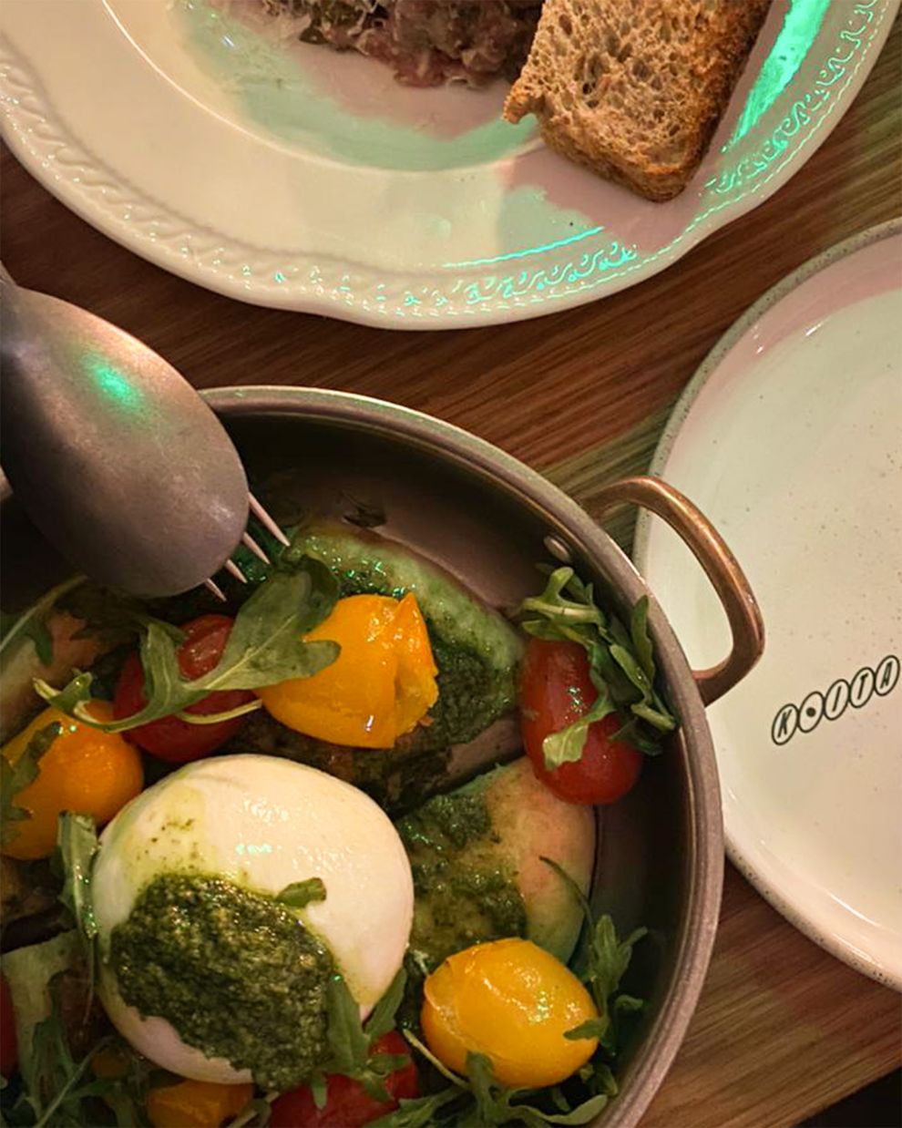 Το Koita φέρνει νέο αέρα στη Γλυφάδα με brunch, microbakery και comfort πιάτα