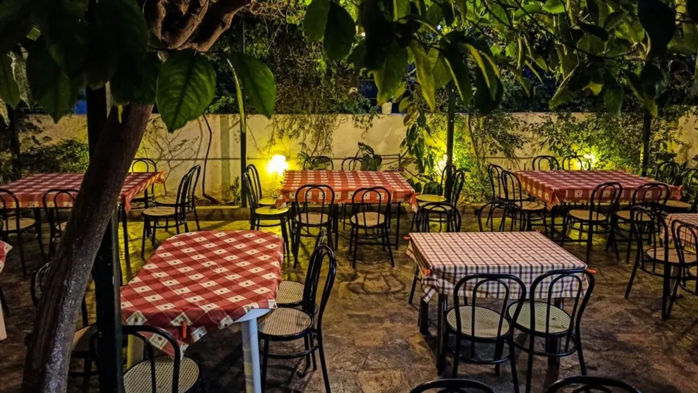 Σήφης, Ταβέρνα