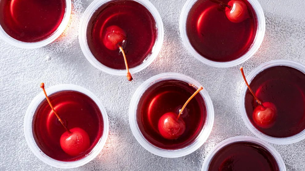 Τα cocktail jellies ανανεώνουν τα κλασικά Jell-O shots με φαντασία και παιχνιδιάρικη διάθεση