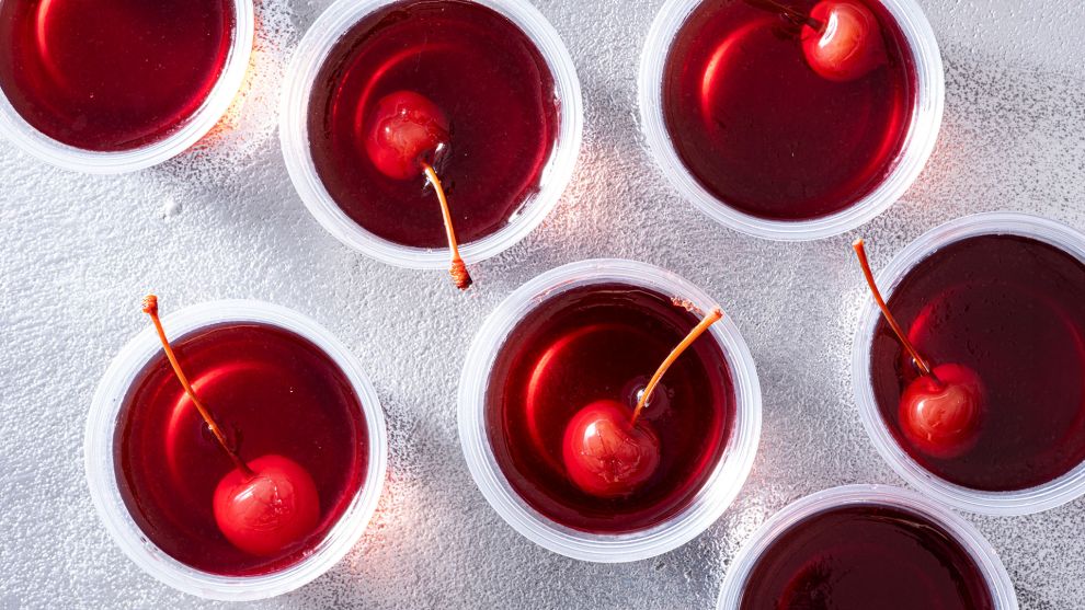 Τα cocktail jellies ανανεώνουν τα κλασικά Jell-O shots με φαντασία και παιχνιδιάρικη διάθεση