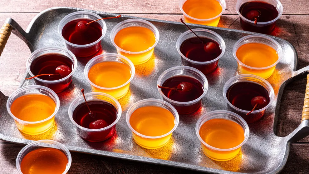 Τα cocktail jellies ανανεώνουν τα κλασικά Jell-O shots με φαντασία και παιχνιδιάρικη διάθεση