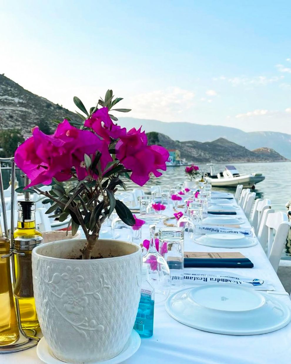 Πάνω στο κύμα, με τα κυανόλευκα τραπεζάκια της, η Αλεξάνδρα (τηλ. 224-60.49.019) είναι ιδανικό στέκι για να δοκιμάσεις τους καστελοριζιούς θαλασσομεζέδες, χταπόδι στιφάδο, χταποδοκεφτέδες, ολόφρεσκο ψάρι αλλά και κρεατικά και κατσικάκι γεμιστό στο φούρνο. 