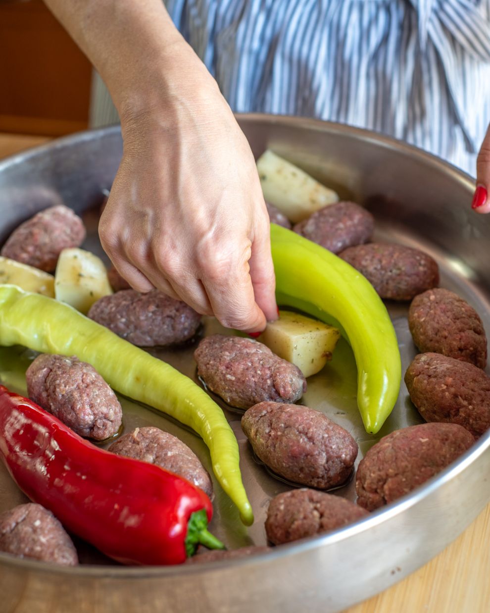 Πολίτικα σουτζούκακια με πατάτες και πιπεριές βήμα-βήμα