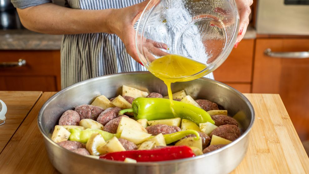 Πολίτικα σουτζούκακια με πατάτες και πιπεριές βήμα-βήμα