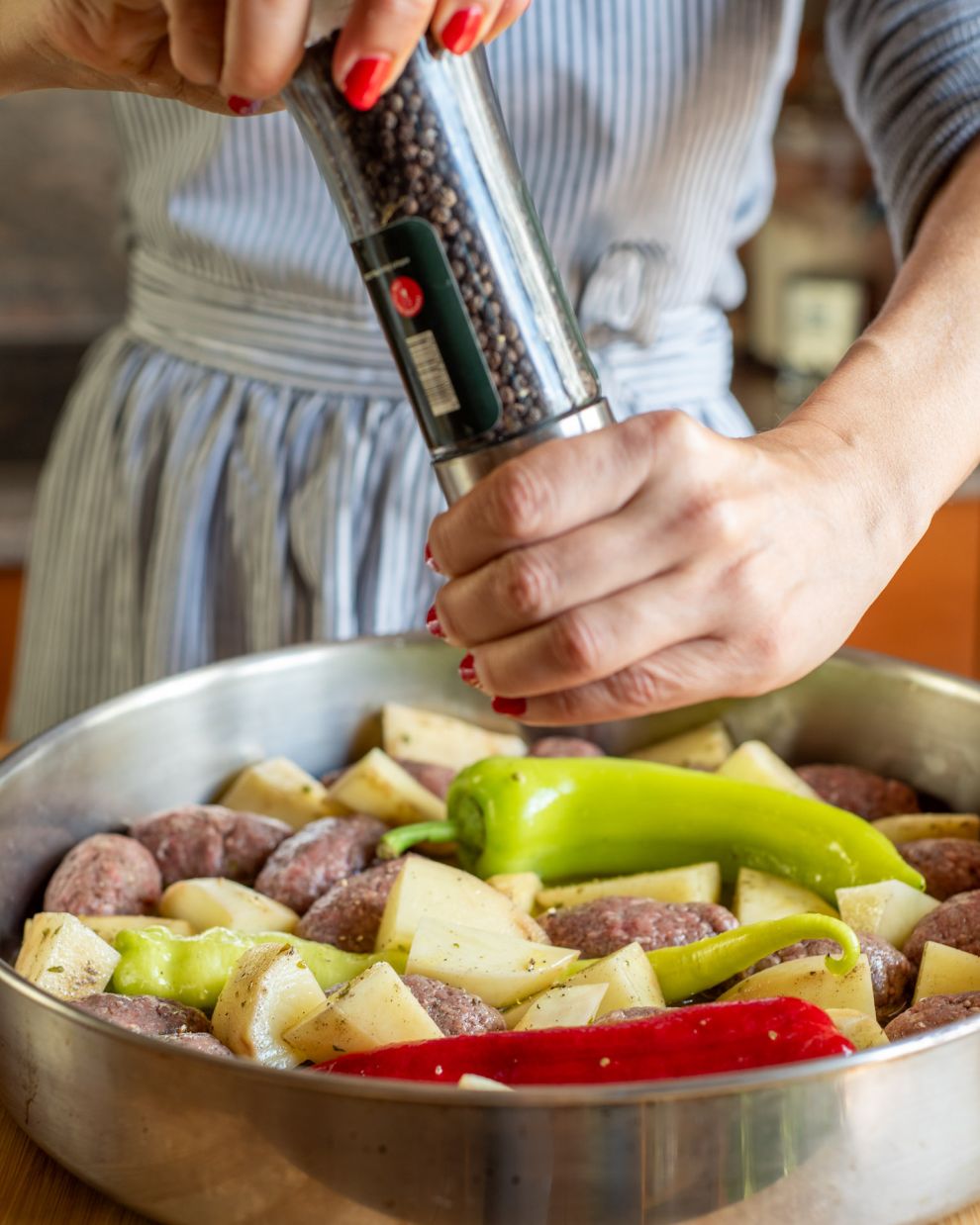 Πολίτικα σουτζούκακια με πατάτες και πιπεριές βήμα-βήμα