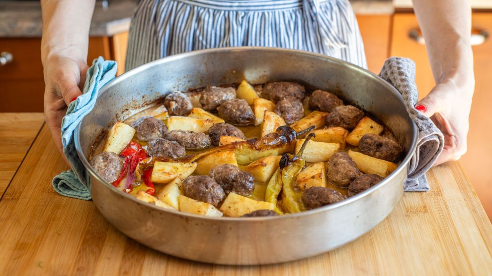 Πολίτικα σουτζούκακια με πατάτες και πιπεριές βήμα-βήμα