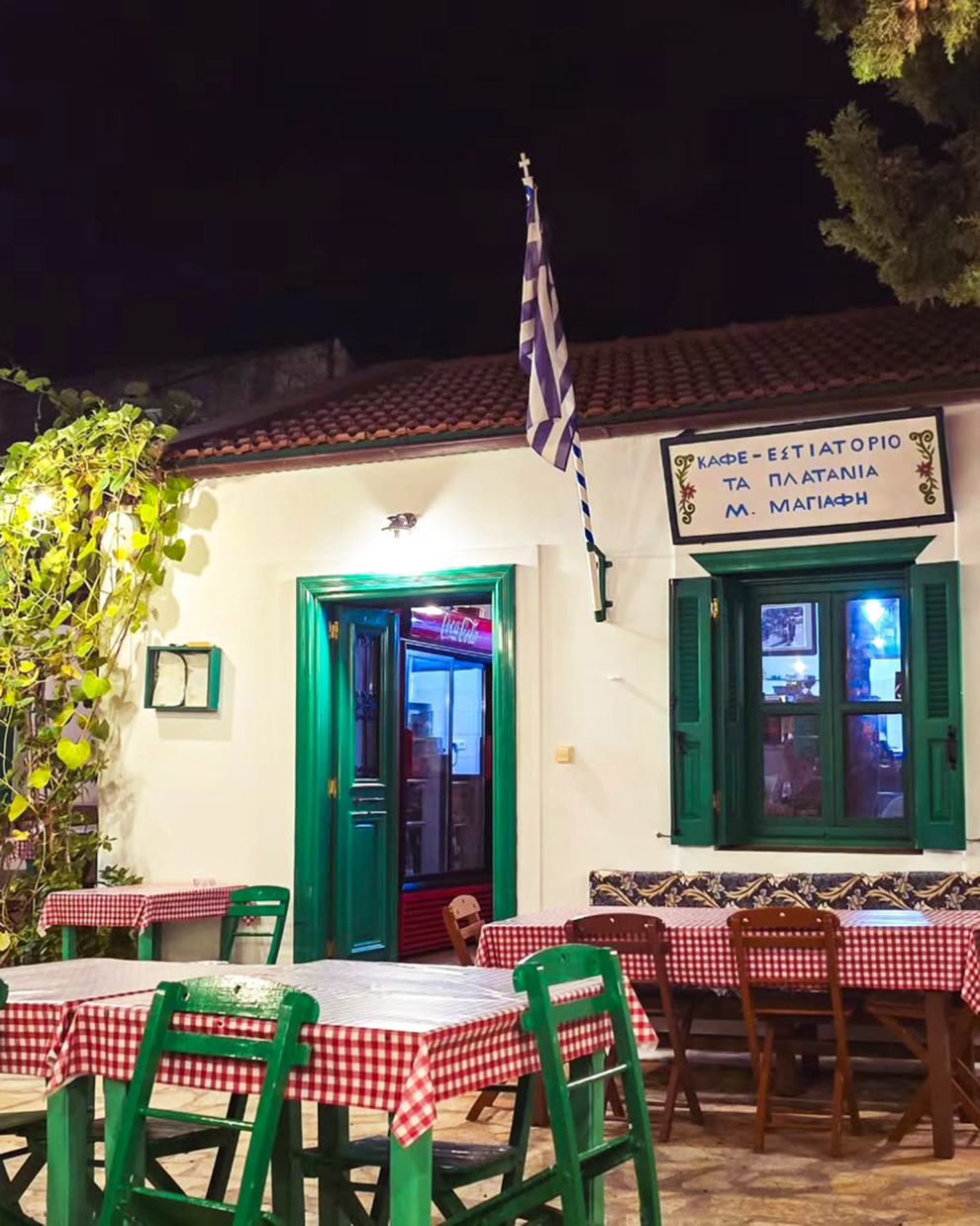 Πάνω στο κύμα, με τα κυανόλευκα τραπεζάκια της, η Αλεξάνδρα (τηλ. 224-60.49.019) είναι ιδανικό στέκι για να δοκιμάσεις τους καστελοριζιούς θαλασσομεζέδες, χταπόδι στιφάδο, χταποδοκεφτέδες, ολόφρεσκο ψάρι αλλά και κρεατικά και κατσικάκι γεμιστό στο φούρνο. 
