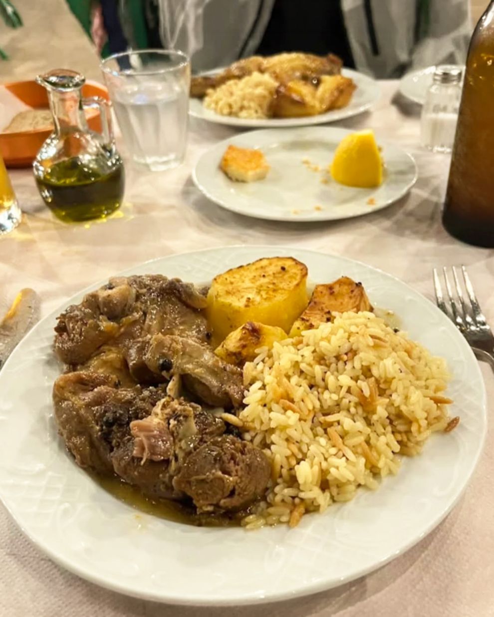 Πάνω στο κύμα, με τα κυανόλευκα τραπεζάκια της, η Αλεξάνδρα (τηλ. 224-60.49.019) είναι ιδανικό στέκι για να δοκιμάσεις τους καστελοριζιούς θαλασσομεζέδες, χταπόδι στιφάδο, χταποδοκεφτέδες, ολόφρεσκο ψάρι αλλά και κρεατικά και κατσικάκι γεμιστό στο φούρνο. 