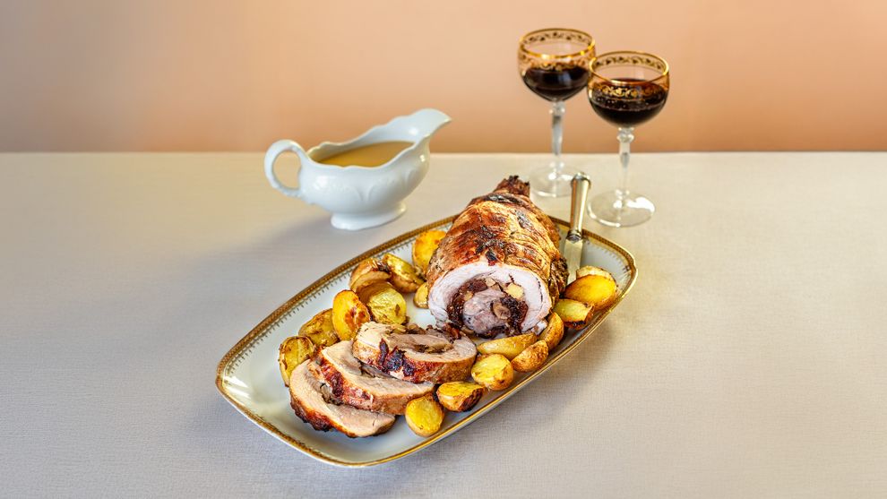 Χοιρινό ρολό με κυδώνια, κάστανα και δαμάσκηνα