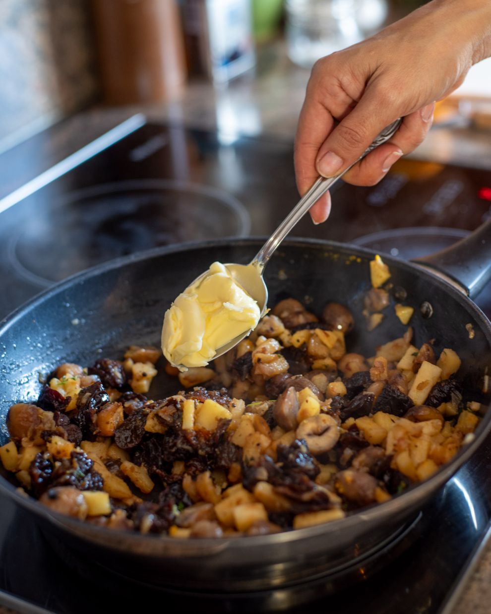 Χοιρινό ρολό με κυδώνια, κάστα και δαμάσκηνα
