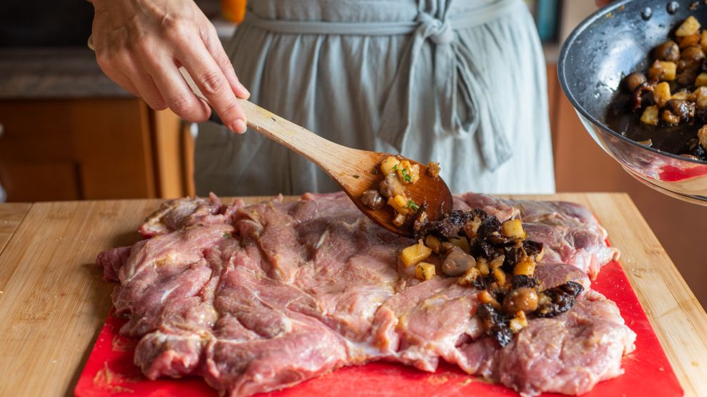 Χοιρινό ρολό με κυδώνια, κάστα και δαμάσκηνα