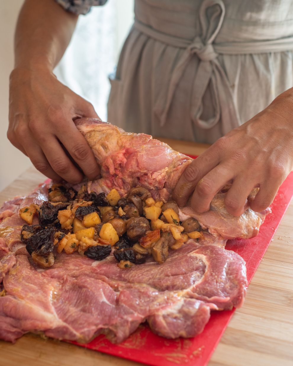 Χοιρινό ρολό με κυδώνια, κάστα και δαμάσκηνα