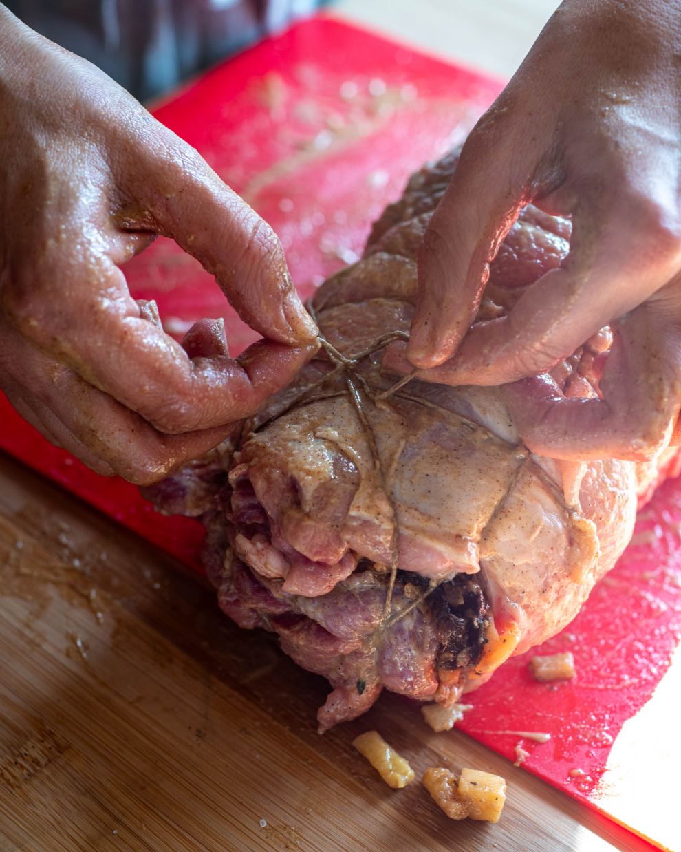 Χοιρινό ρολό με κυδώνια, κάστα και δαμάσκηνα