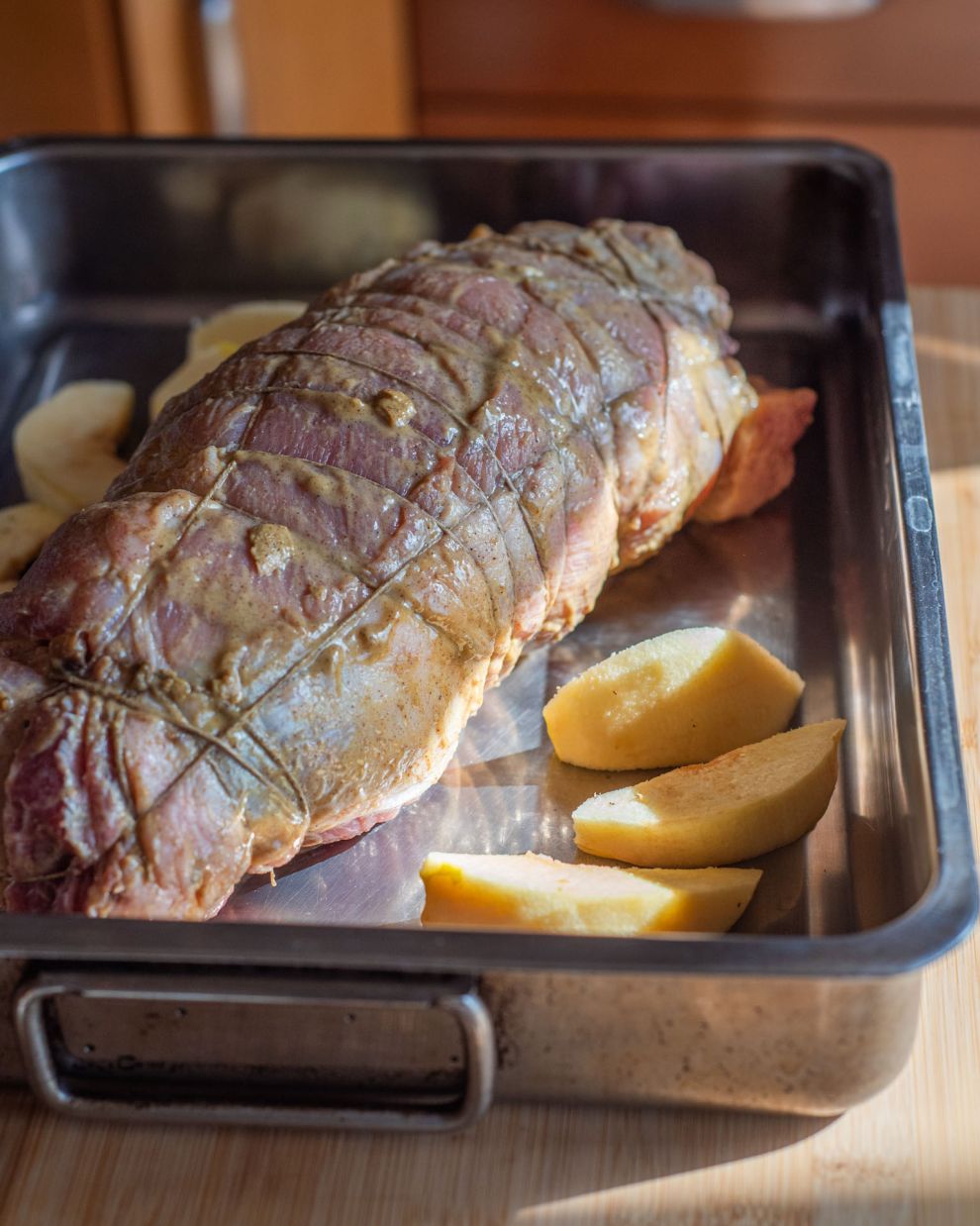 Χοιρινό ρολό με κυδώνια, κάστα και δαμάσκηνα