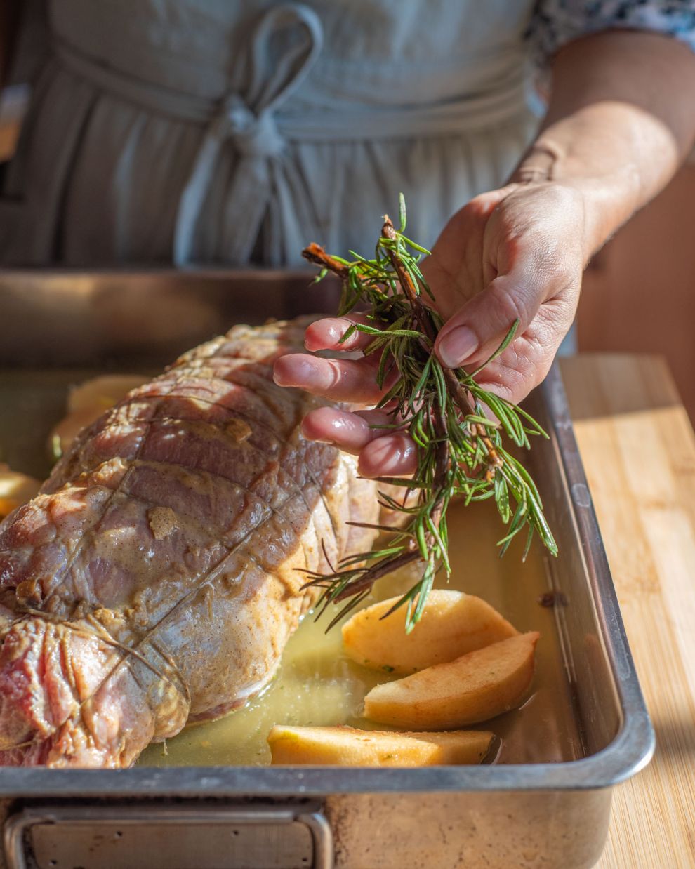 Χοιρινό ρολό με κυδώνια, κάστα και δαμάσκηνα