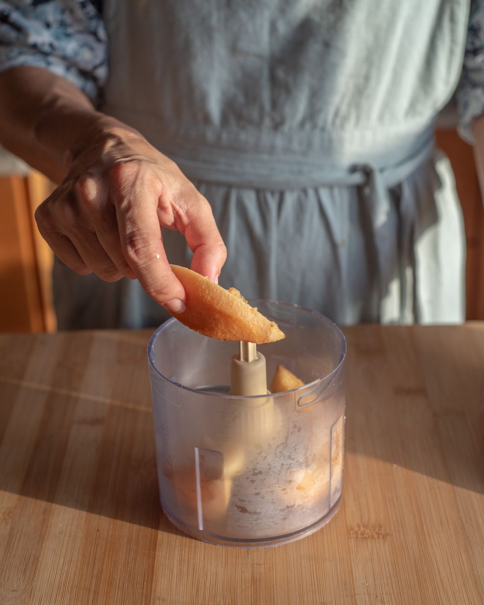 Χοιρινό ρολό με κυδώνια, κάστα και δαμάσκηνα